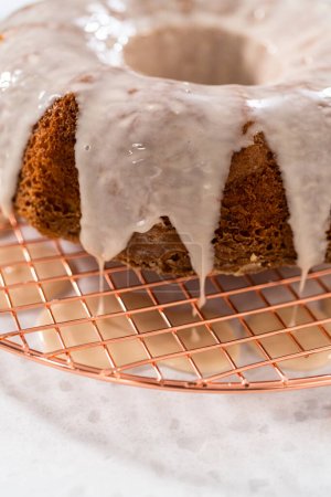 Téléchargez les photos : Gâteau de lapin à la vanille glacée avec un glaçage à la vanille blanche. - en image libre de droit