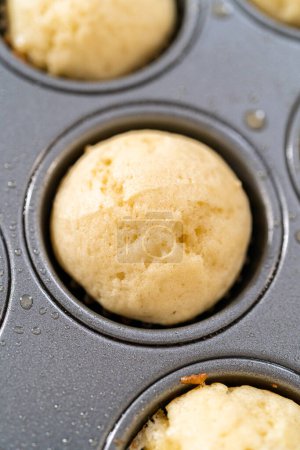 Téléchargez les photos : Refroidissement fraîchement cuit drapeau américain mini cupcakes sur un comptoir de cuisine. - en image libre de droit