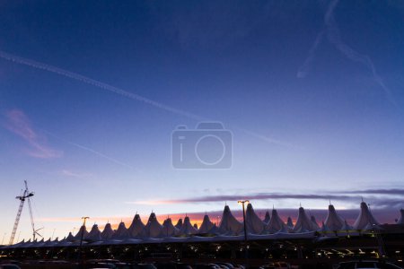 Foto de Denver, Colorado-19 de enero de 2013: Carpas de la DIA al amanecer. Aeropuerto Internacional de Denver bien conocido por techo alto. El diseño del techo refleja montañas cubiertas de nieve. - Imagen libre de derechos