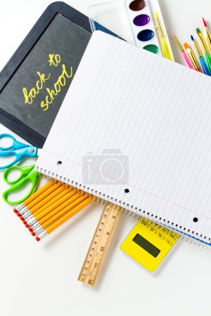 Téléchargez les photos : Variété de fournitures scolaires sur fond blanc
. - en image libre de droit
