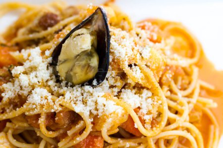 Téléchargez les photos : Spaghetti marina servi avec sauce pomodoro fruits de mer et mélanger les légumes
. - en image libre de droit