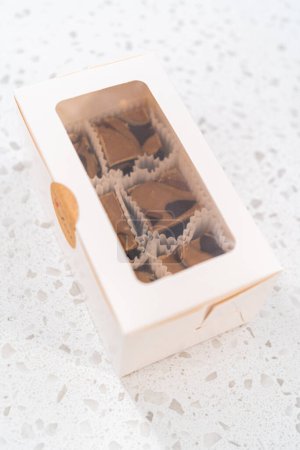 Foto de Embalaje casero chocolate dulce con mantequilla de maní remolino en una caja de regalo blanca. - Imagen libre de derechos