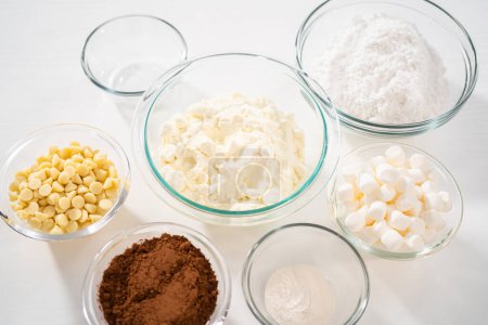 Téléchargez les photos : Ingrédients mesurés dans des bols de mélange en verre pour faire un mélange de chocolat chaud fait maison. - en image libre de droit
