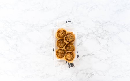 Téléchargez les photos : Flat lay. Freshly baked banana oatmeal muffins with oatmeal sugar topping. - en image libre de droit