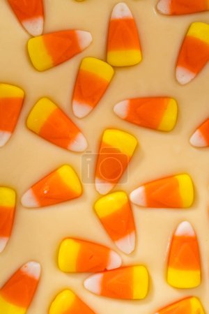 Téléchargez les photos : Verser le mélange de caramel dans le moule en verre carré doublé de papier parchemin pour préparer le caramel au maïs.. - en image libre de droit