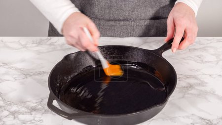 Téléchargez les photos : Pas à pas. Poêle en fonte graisseuse à l'huile d'olive pour préparer des frittata aux épinards et au jambon. - en image libre de droit