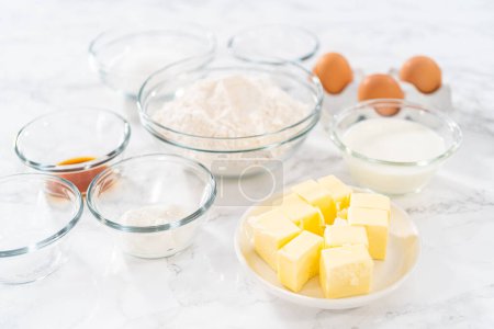 Téléchargez les photos : Measured ingredients in glass mixing bowls to bake American flag mini cupcakes. - en image libre de droit