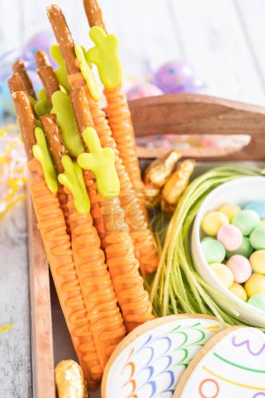 Foto de Montaje de charcutería con dulces de Pascua, galletas y malvaviscos. - Imagen libre de derechos