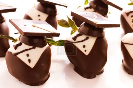 Téléchargez les photos : Fraises gourmandes recouvertes de chocolat décorées pour la fête de graduation
. - en image libre de droit