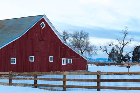 Téléchargez les photos : Ancienne grange rouge au parc agricole de la maison de 17mile, Colorado
. - en image libre de droit