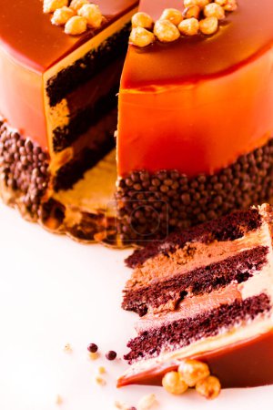 Téléchargez les photos : Gâteau au chocolat, noisette et caramel sur fond blanc
. - en image libre de droit