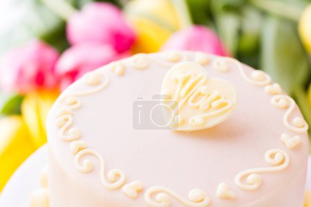Téléchargez les photos : Gâteau au miel de lavande au chocolat blanc fait avec du gâteau éponge infusé de miel et rempli de couches de mousse de lavande, recouvert de chocolat blanc
. - en image libre de droit