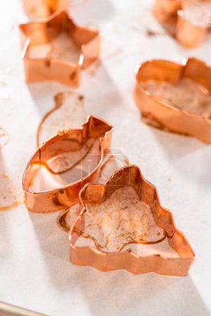 Téléchargez les photos : Enlever le caramel à la menthe poivrée fraîchement confectionné des coupeuses à biscuits. - en image libre de droit