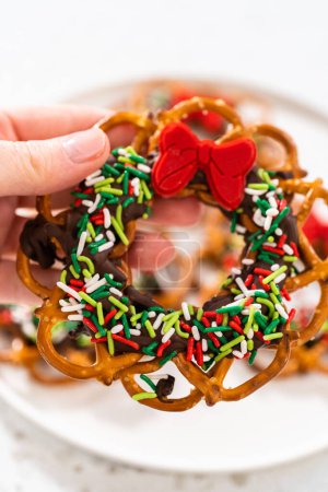 Foto de Corona de Navidad de pretzel de chocolate en un plato blanco. - Imagen libre de derechos