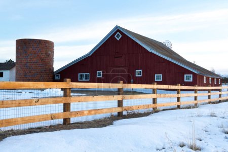 Téléchargez les photos : Ancienne grange rouge au parc agricole de la maison de 17mile, Colorado
. - en image libre de droit