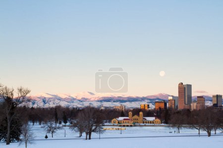 Foto de Una vista del centro de Denver antes del amanecer
. - Imagen libre de derechos