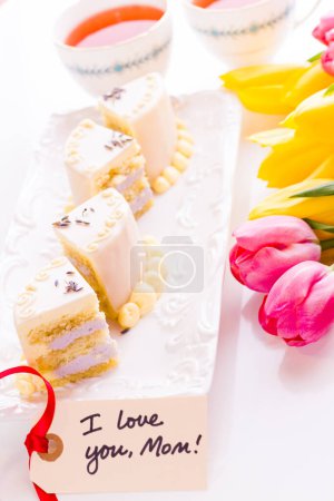 Foto de Pastel de chocolate blanco con miel de lavanda hecho con pastel de esponja infundido con miel y lleno de capas de mousse de lavanda, cubierto de chocolate blanco
. - Imagen libre de derechos