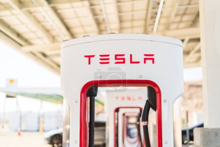 Foto de Baker, California, EE.UU.-12 de octubre de 2021 - Estación de recarga Tesla durante el día. - Imagen libre de derechos