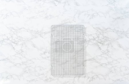Téléchargez les photos : Support de cuisson vide sur une surface en marbre. - en image libre de droit