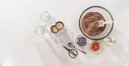 Téléchargez les photos : Pose plate. Faire un mélange de chocolat chaud licorne dans un pot de maçon comme cadeau alimentaire. - en image libre de droit