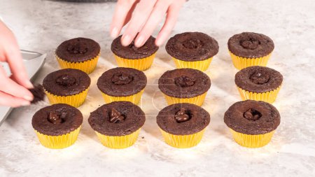 Foto de Paso a paso. Relleno de cupcakes de chocolate con ganache de chocolate. - Imagen libre de derechos