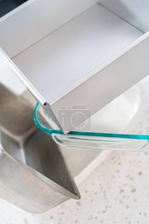 Foto de Variedad de sartenes limpias para hornear en el mostrador de la cocina. - Imagen libre de derechos