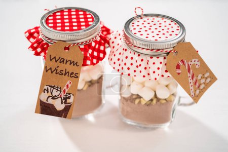 Téléchargez les photos : Faire maison mélange de chocolat chaud dans le pot de maçon à boire pour Noël cadeau alimentaire. - en image libre de droit