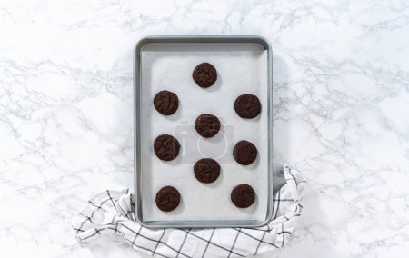 Téléchargez les photos : Pose plate. Refroidissement des biscuits au chocolat fraîchement cuits sur un comptoir de cuisine. - en image libre de droit