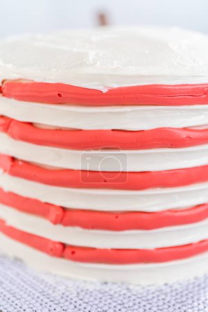 Téléchargez les photos : Décoration gâteau au chocolat avec glaçage à la crème au beurre blanc, rouge et bleu pour la célébration du 4 juillet. - en image libre de droit