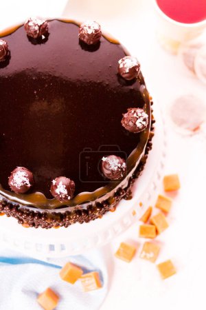 Foto de Torta de trufa de caramelo salado con capas de pastel de chocolate lleno de mousse de caramelo salado, cubierto de chocolate
. - Imagen libre de derechos