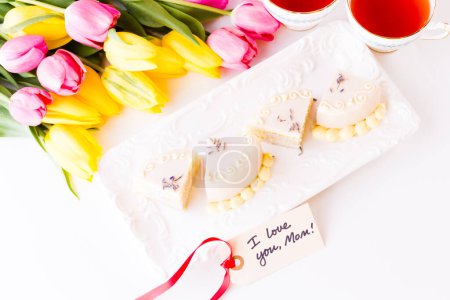 Foto de Pastel de chocolate blanco con miel de lavanda hecho con pastel de esponja infundido con miel y lleno de capas de mousse de lavanda, cubierto de chocolate blanco
. - Imagen libre de derechos