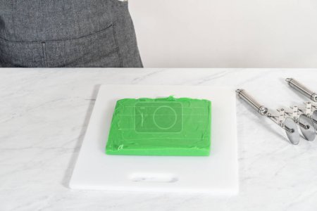 Foto de Anotar caramelo verde en cuadrados perfectos para el corte. - Imagen libre de derechos