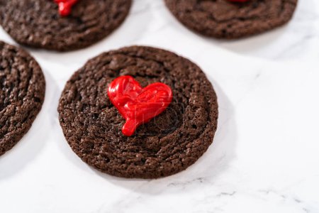 Téléchargez les photos : Freshly baked chocolate cookies with chocolate hearts for Valentines Day. - en image libre de droit