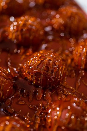 Téléchargez les photos : Drizzling caramelized sugar on top of silicone molds to make caramel cupcake toppers. - en image libre de droit