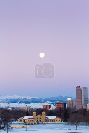 Téléchargez les photos : Une vue du centre-ville de Denver avant le lever du soleil
. - en image libre de droit