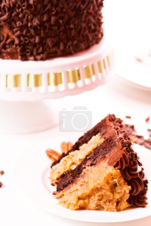 Téléchargez les photos : Gâteau au chocolat allemand avec deux couches de gâteau au chocolat rempli et surmonté de chocolat allemand classique remplissant un caramel-goo de noix de coco et de pacanes, recouvert de crème au chocolat. - en image libre de droit