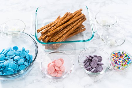 Téléchargez les photos : Ingrédients dans des bols à mélanger en verre pour préparer des tiges de bretzel au chocolat sirène. - en image libre de droit