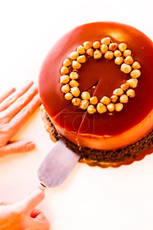 Téléchargez les photos : Gâteau au chocolat, noisette et caramel sur fond blanc
. - en image libre de droit