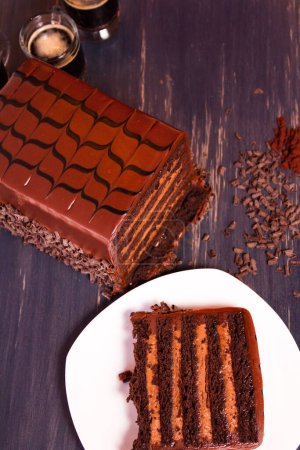 Téléchargez les photos : Gâteau au lait de brasserie de gauche avec plusieurs couches de gâteau au chocolat infusé de stout, rempli de mousse au chocolat solide et recouvert de ganache au chocolat au lait
. - en image libre de droit
