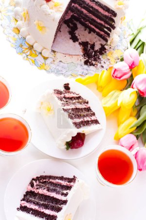 Foto de Torta de limón de fresa de chocolate hecha con 6 capas de pastel de chocolate, lleno de cuajada de limón y mousse de fresa, cubierto de glaseado de queso crema de chocolate blanco
. - Imagen libre de derechos
