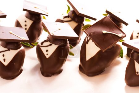 Foto de Fresas cubiertas de chocolate gourmet decoradas para la fiesta de graduación
. - Imagen libre de derechos