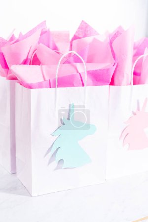 Téléchargez les photos : Licorne anniversaire fête faveurs sacs pour une petite fille fête d'anniversaire. - en image libre de droit