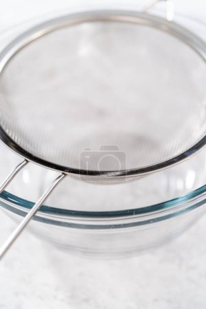 Téléchargez les photos : Égoutter les perles de boba fraîchement cuites dans une passoire à mailles. - en image libre de droit