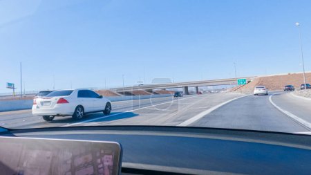 Téléchargez les photos : Las Vegas, Nevada, États-Unis-Décembre 3, 2022-Croisière à travers Las Vegas dans un véhicule Tesla élégant sur l'autoroute 15 pendant la journée ajoute une touche supplémentaire de luxe et de durabilité à votre aventure de voyage sur la route à - en image libre de droit