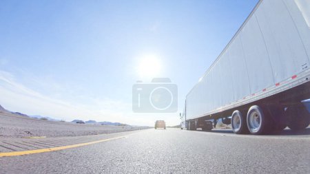Téléchargez les photos : Route 15, Californie, États-Unis-3 décembre 2022-Embarquement pour un voyage routier du Nevada à la Californie, conduite sur l'autoroute 15 pendant la journée offre des vues panoramiques et un voyage passionnant entre les États. - en image libre de droit