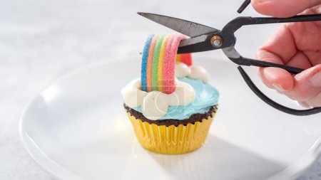 Téléchargez les photos : Pas à pas. cupcakes au chocolat décorés avec glaçage bleu crème au beurre et arc-en-ciel pour fête d'anniversaire thème licorne. - en image libre de droit