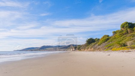 Téléchargez les photos : Les vastes sables de El Capitan State Beach en Californie sont vides et tranquilles pendant l'hiver. - en image libre de droit