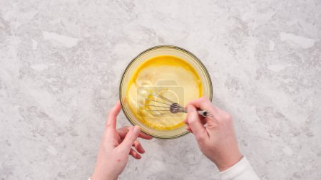 Téléchargez les photos : Pose plate. Pas à pas. Mélanger les ingrédients dans un bol de mélange en verre pour préparer des crêpes à la banane à la noix de coco. - en image libre de droit
