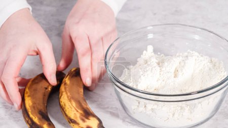 Téléchargez les photos : Pas à pas. Ingrédients mesurés dans des bols en verre pour préparer des crêpes à la banane à la noix de coco pour le petit déjeuner. - en image libre de droit