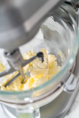 Foto de Galletas de cuña de limón con glaseado de limón. Mezclar ingredientes en la batidora de cocina para hornear galletas de cuña de limón con glaseado de limón. - Imagen libre de derechos